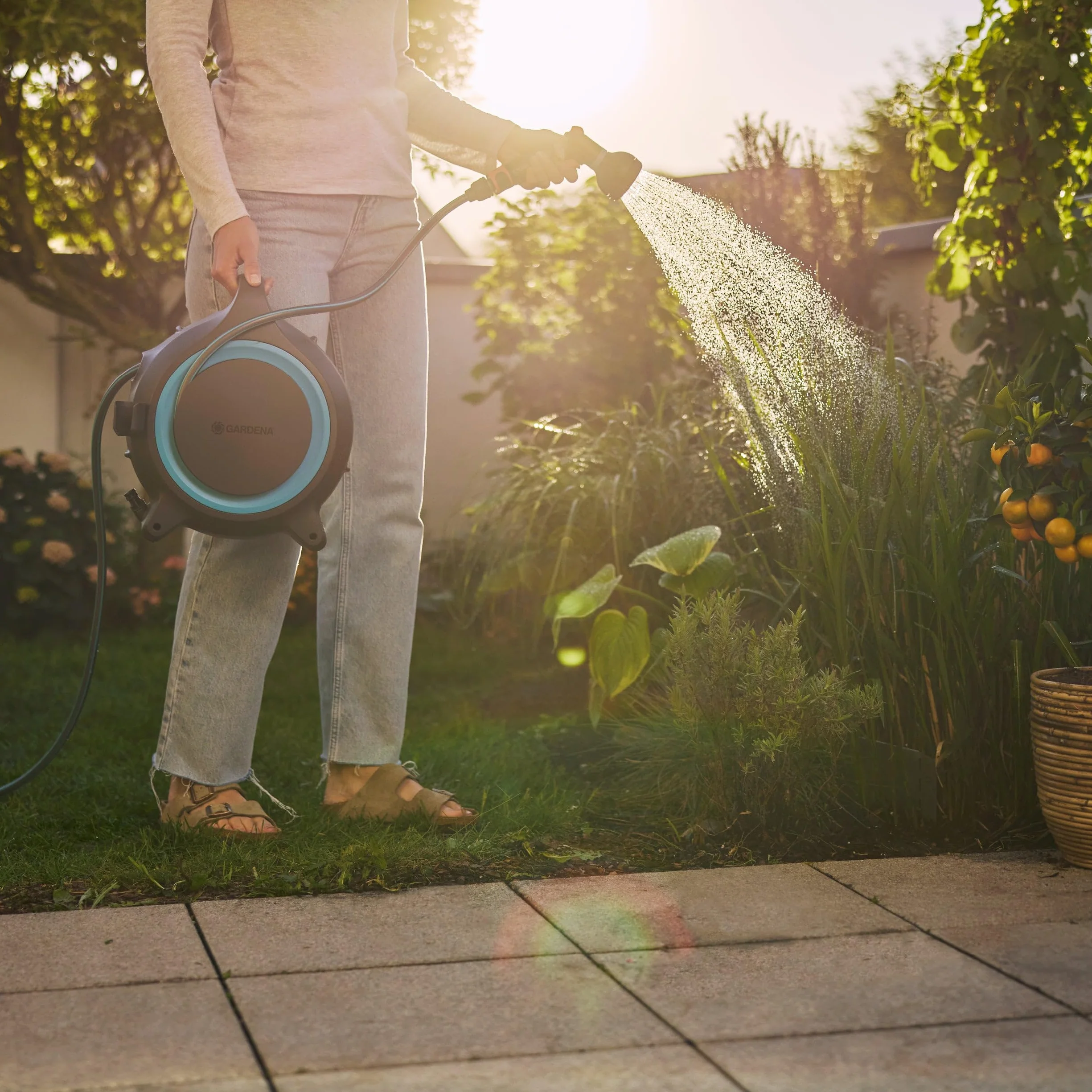Gardena Przenośny Bęben na Wąż Movematic Przechowywanie Węży Estetyczny i Przenośny, Zwijany Wąż Ogrodowy, Oszczędność Miejsca Przy Przechowywaniu, Stworzony do Podlewania Roślin w Pobliżu (18690-20)