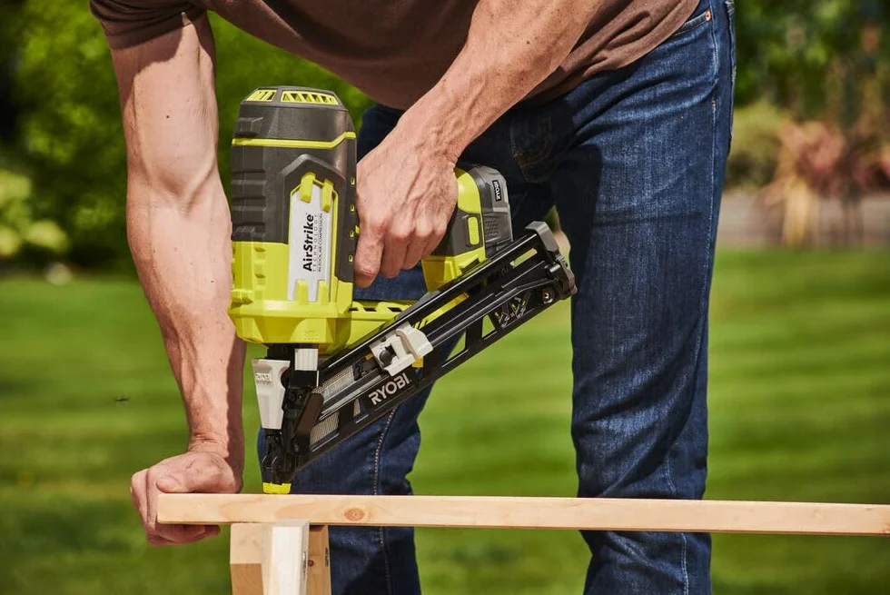 Ryobi Gwoździarka Akumulatorowa 18V, R18N18G-0, do Gwoździ o Długości od 15 do 50 mm, Regulacja Głębokości Wbijania
